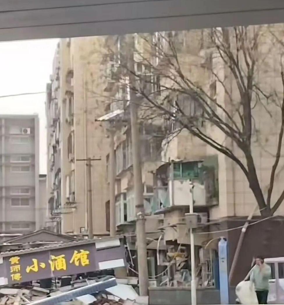 惊险！山东济南一沿街餐馆突发爆炸4月13日上午9时左右，‌济南市天桥区顺河东街