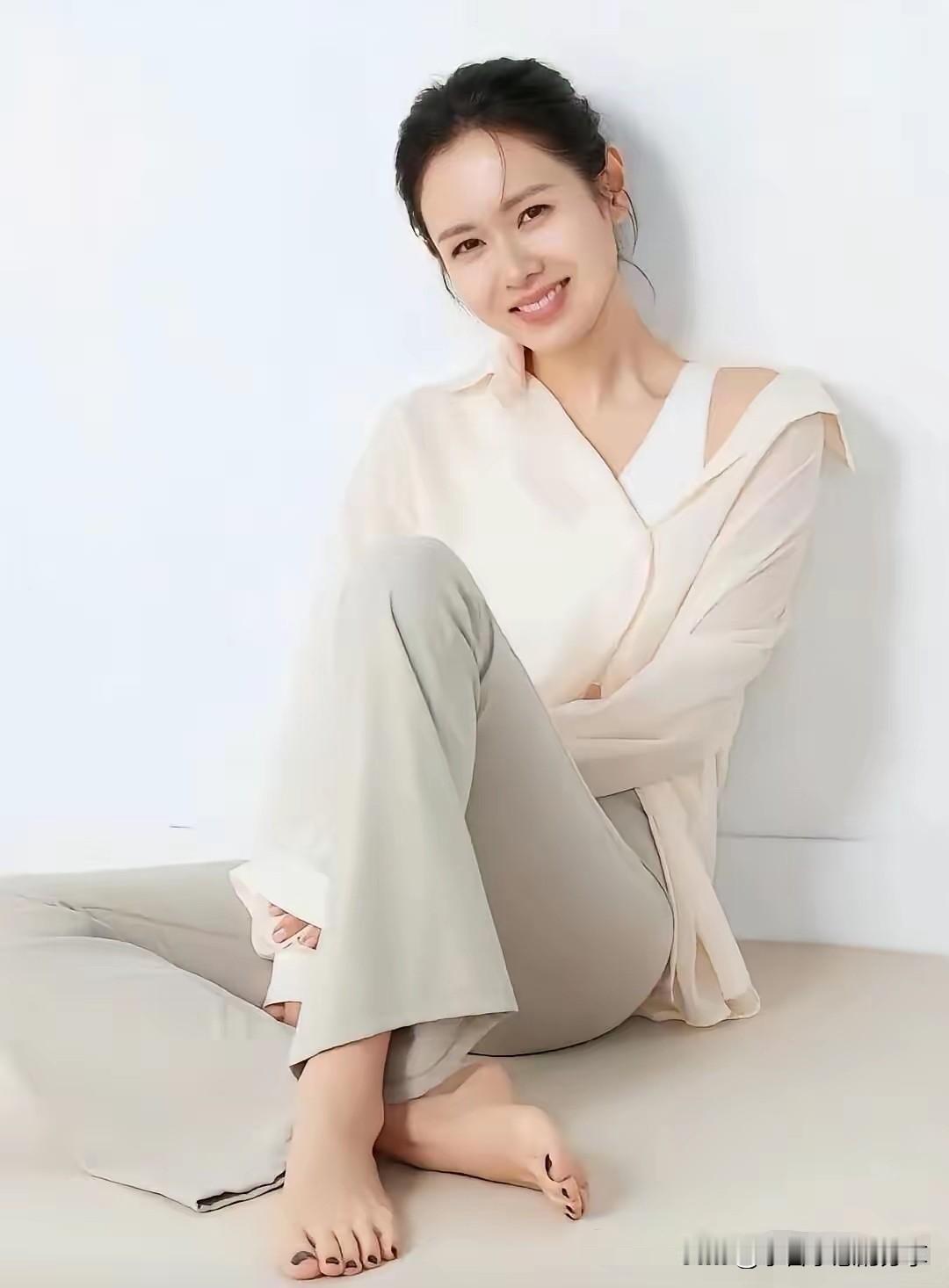 不知道你们发现了没，韩国的女明星好像很少有双眼皮的女明星，照片中的美女眼睛不大，