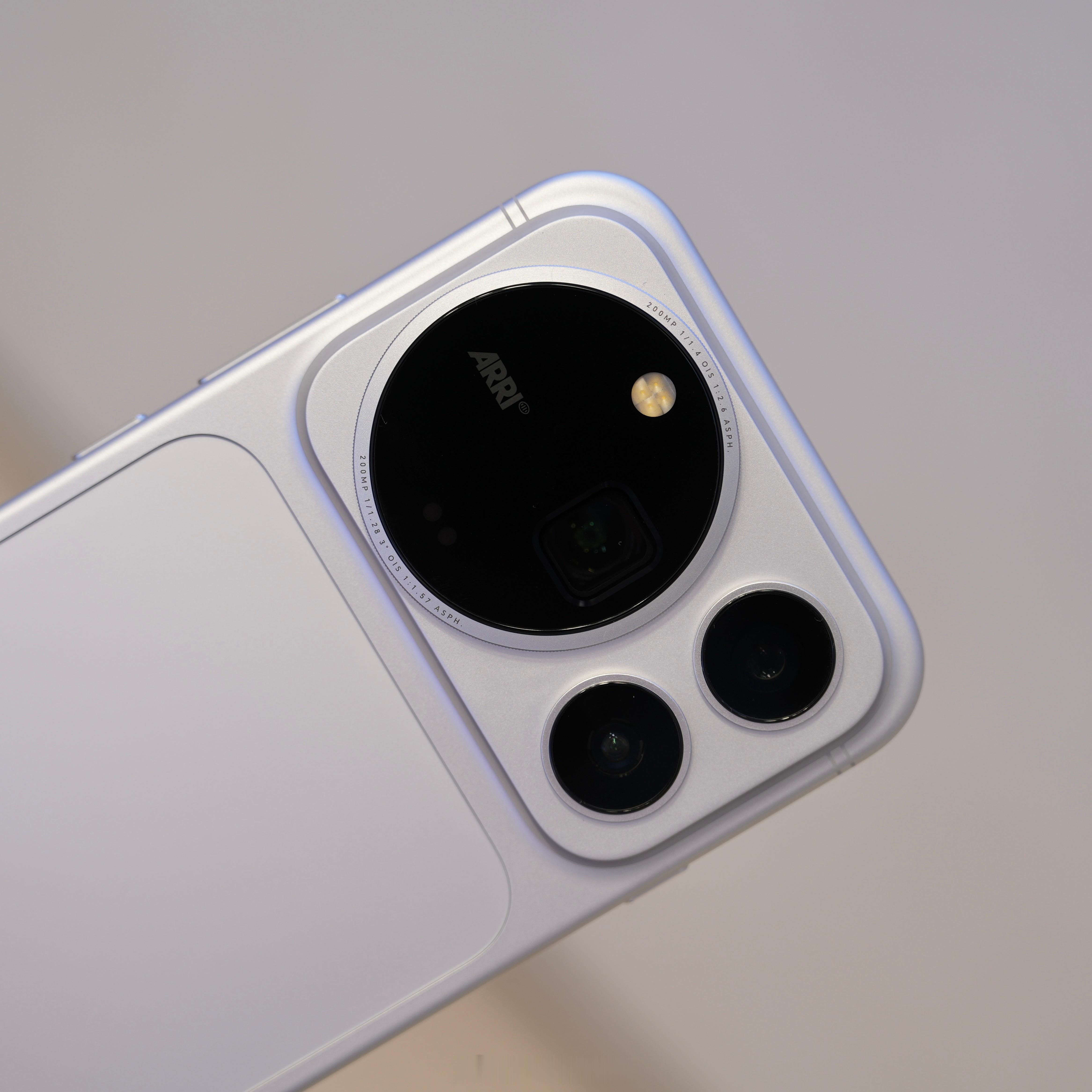 回国后第一件事，来看看荣耀Magic9ProMax，我知道你们想说像iPhone，但是也并不像，一体