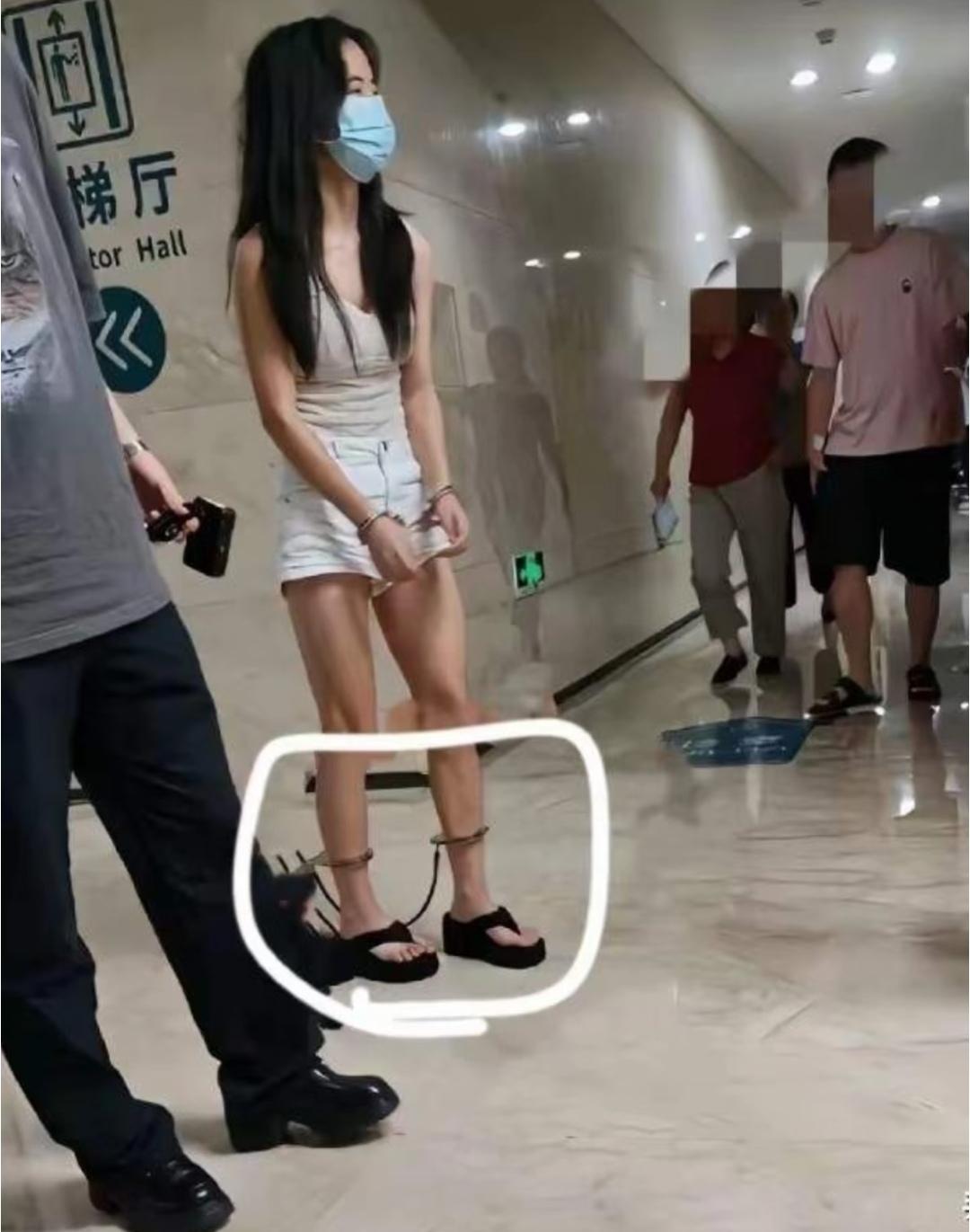 谁第一眼看成脚镣的举个手！远远看着氛围感直接拉满，走近才发现，原来只是鞋子上面