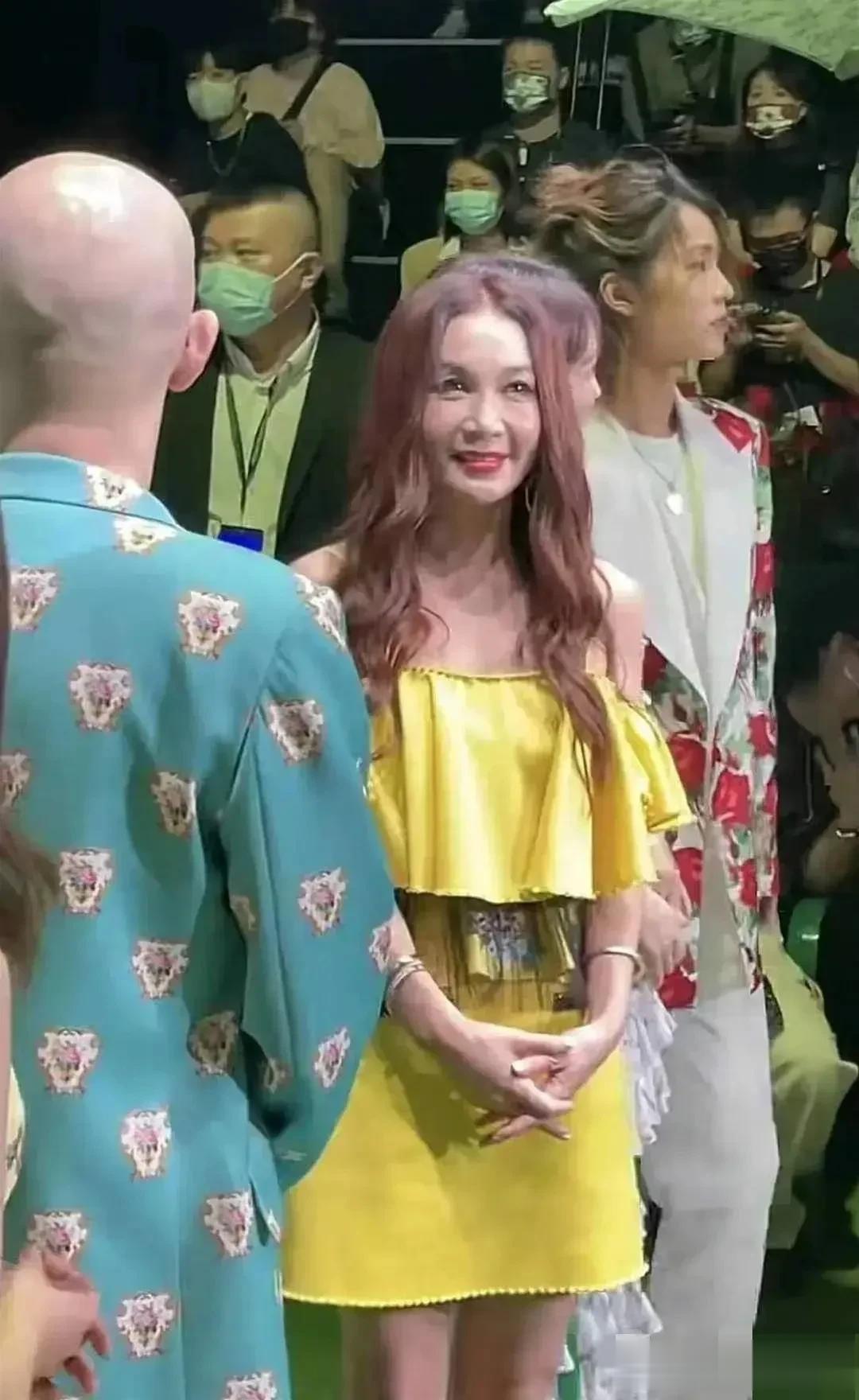 温碧霞这个样子看起来有点可怕。没有了美颜滤镜，原形毕露了。脸部松弛，坑坑洼洼