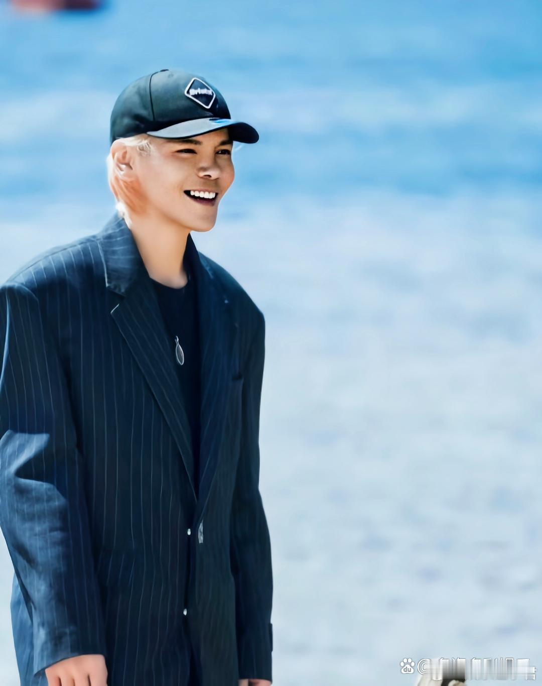 向佐风格大变他在节目中穿搭与之前有很大不同，风格大变，好像换了一个人，更正常，更