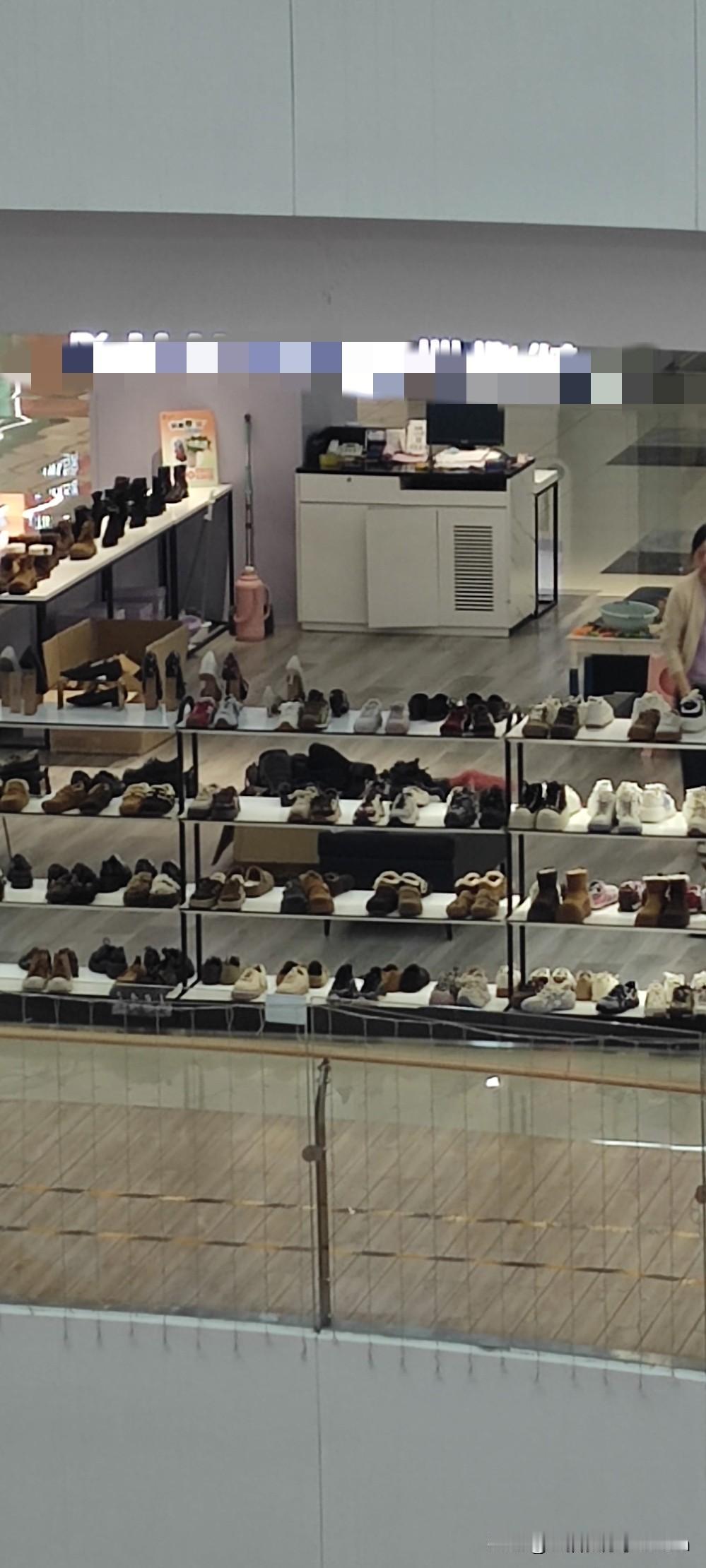 刚才下楼买水，碰到开鞋店的朋友在算账，随口聊了两句直接惊到我了！她说店里每月