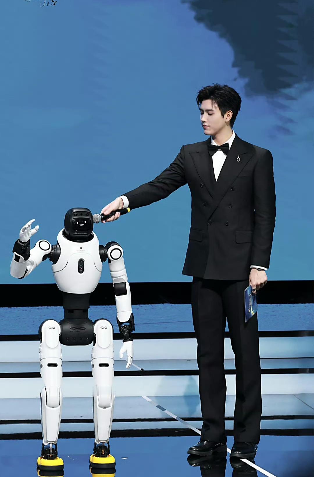 乐子大了，陈飞宇在舞台上主持节目的时候，和旁边的小机器人互动然后这张照片被发