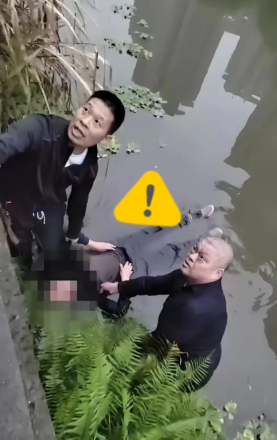 警察问小伙：“你眼睁睁的看着有人掉河里了，为什么不救啊？”小伙说：“我本来是想