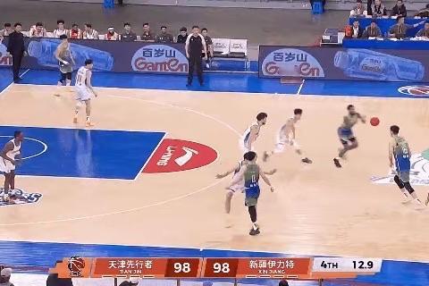 新疆男篮闹出大乌龙！与天津男篮的比赛快要结束时，新疆男篮球员葛浩然突然给出犯规