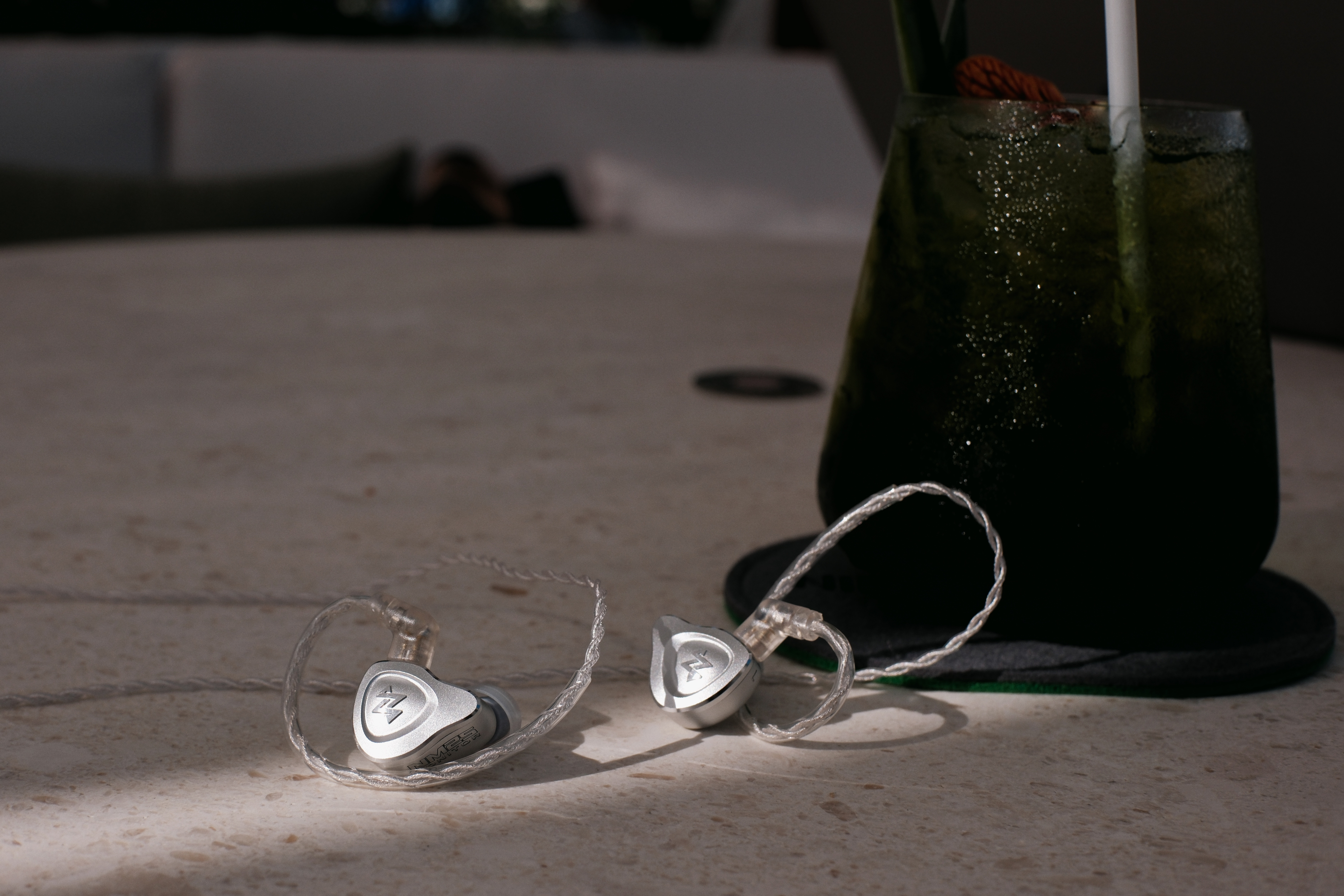 周末两天认真体验了一下宁梵NM25，这是一条千元监听塞子。首先监听耳机就是得解决