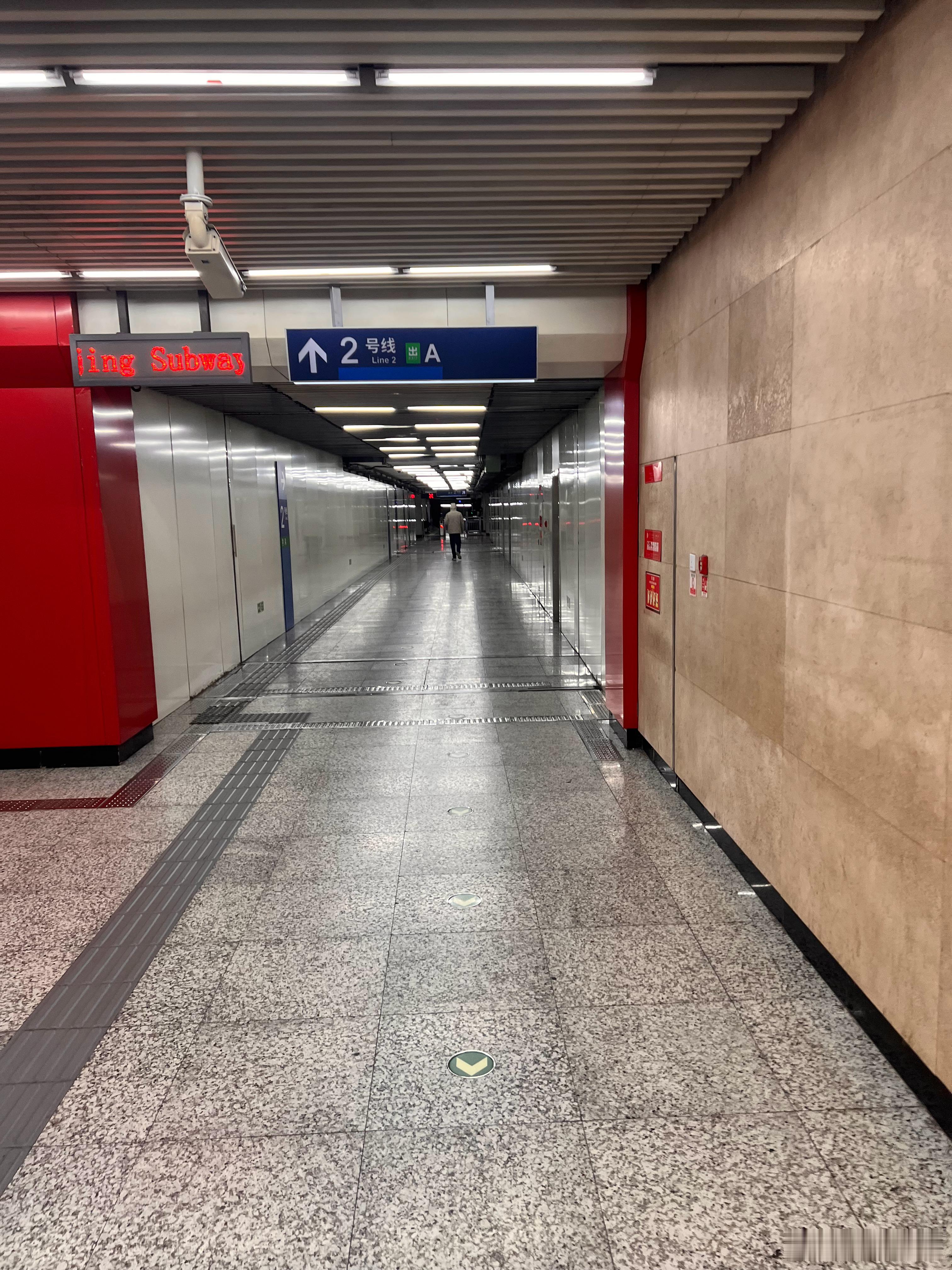 北京空空的，爽。（图1是绿灯过马路拍的）北京