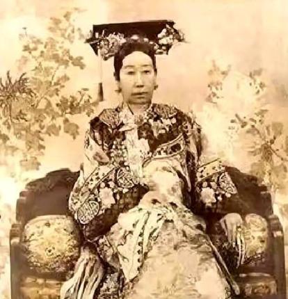 慈禧太后有个亲弟弟，名叫桂祥，他经常把慈禧的赏赐拿去当铺，换成现金去抽大烟！慈禧