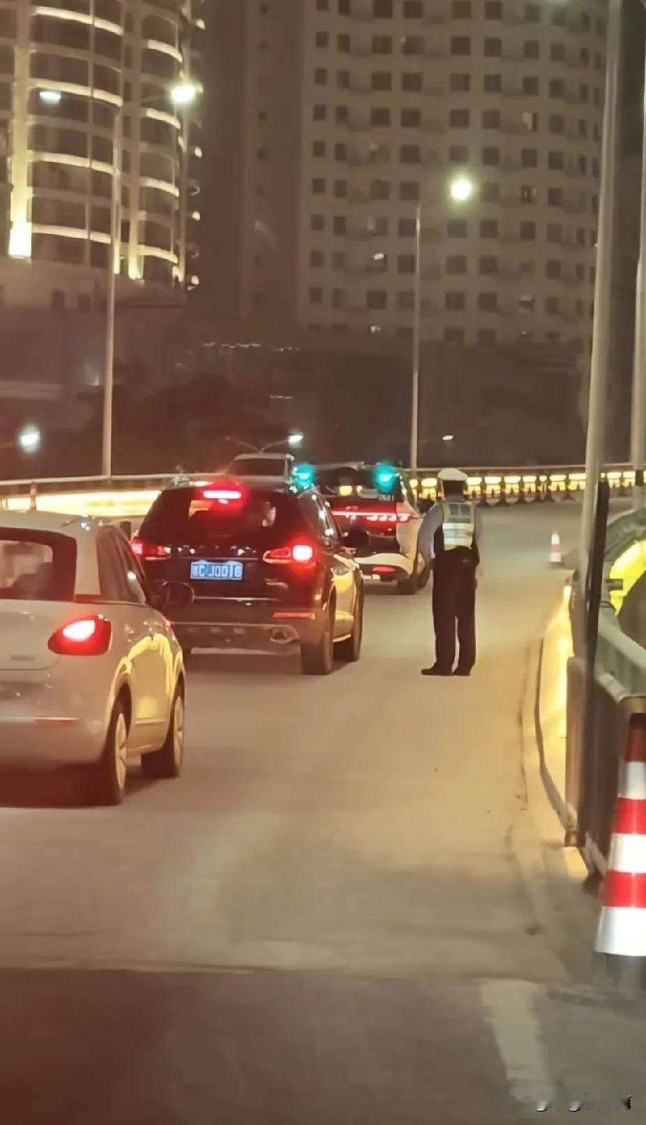 “萝卜快跑”不快跑，急煞人！萝卜，你倒是快跑啊。据网友反应近日海口快速路龙昆