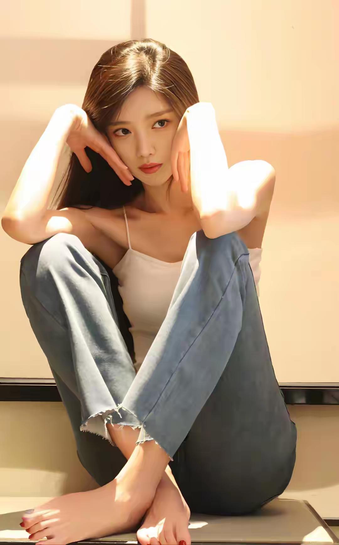 这位模特的体型一定很好，腿一定很长，感觉小腿已经和上身一样长了……