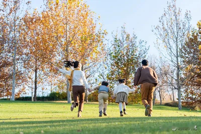 最好的教育，是父母的以身作则我们无法陪伴孩子一生，但我们可以为他塑造一颗强大