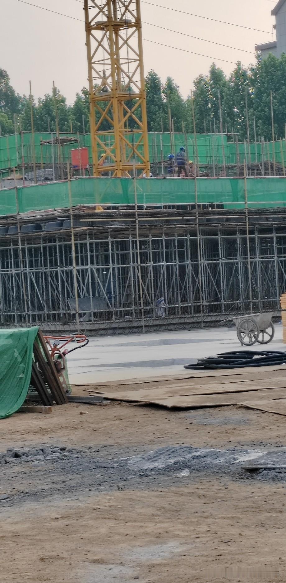 大家有没有发现一个现实问题，现在很多工地老板和包工头，都习惯性压着工人最后一部分