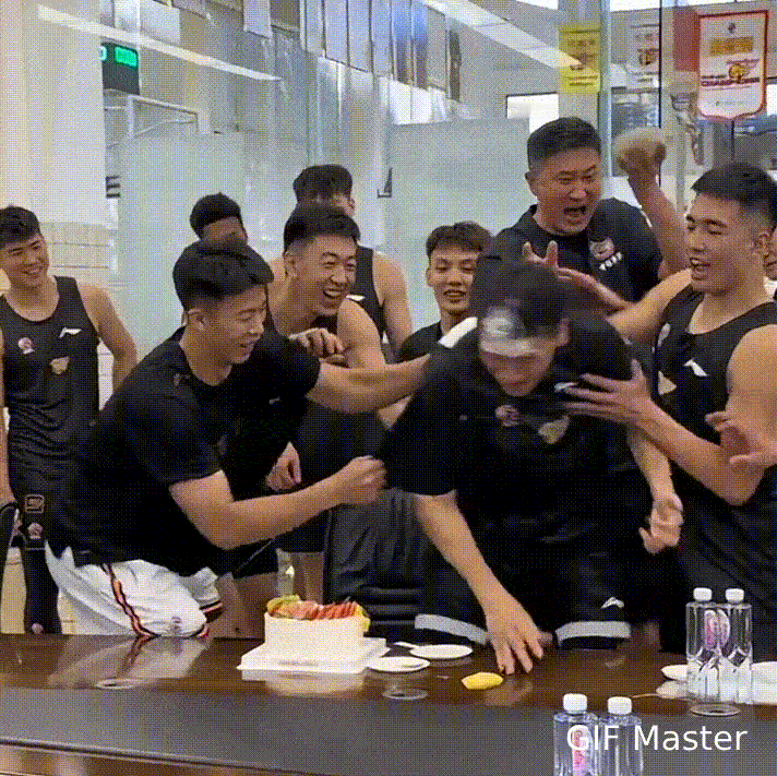 氛围真的好！杜润旺过生日，兄弟们好好给他过了一个难忘的生日！杜锋指导先是奖励