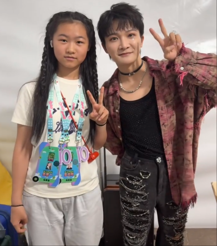岳云鹏的大女儿岳麓一，趁五一小长假，跟着爸爸去参加音乐节，与一众明星合影留念，羡
