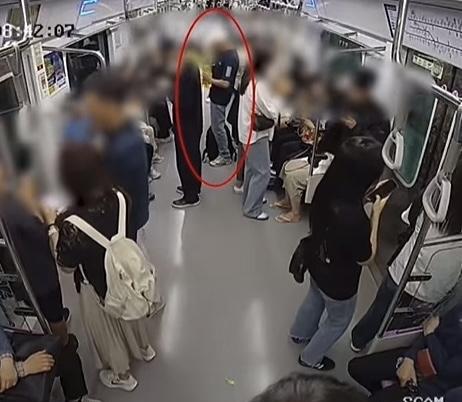 韩国地铁再现骇人一幕，终于明白安检时为什么要每个人喝一口手里拿的水了。首尔一名