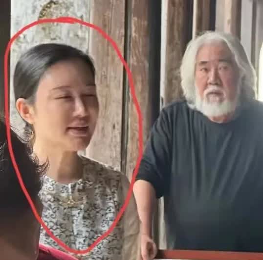不知道为什么，杨振宁的妻子翁帆和张纪中的妻子杜星霖越来越显老，杨振宁比翁帆大54
