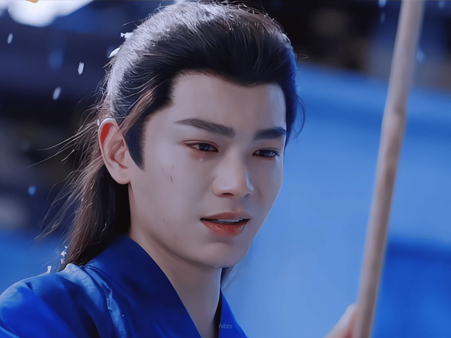 tg.丁禹兮《山河枕》蓝衣披发和客串的《淮水竹亭》张正持剑都是两三年前拍的了，