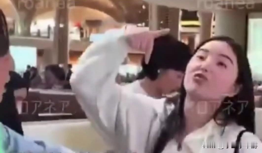 柬埔寨德崇国际机场爆发一起涉嫌种族歧视的争议事件。一名疑似来自中国台湾地区的女性
