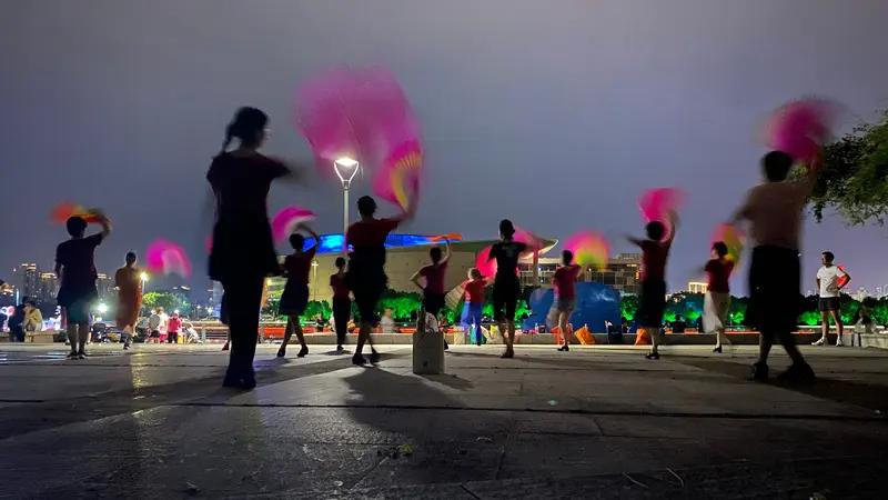 为啥很多中老年人迷恋广场舞？原因挺多。从健康角度看，上了年纪身体机能下降，广场