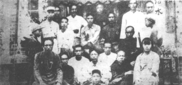 1950年，黄克诚参加一次会议时，突然觉得一位工作人员的脸十分熟悉，仔细回想后，