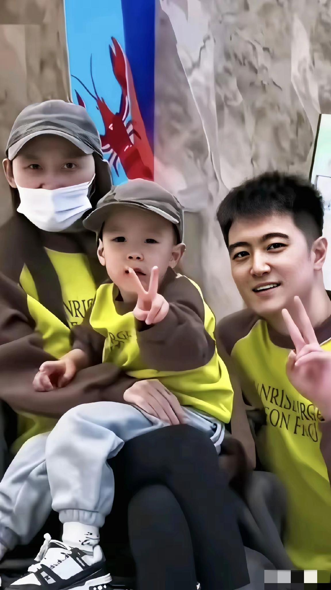 这张全家福，看得人心里一沉。妻子癌症晚期，最后愿望是拍张全家福留给孩子。丈夫