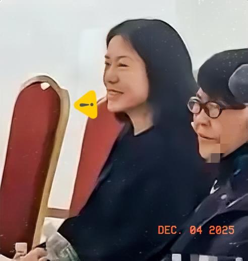 这下，全国人民都知道了，杨振宁离世后第37天，49岁翁帆不仅带上母亲参加画展