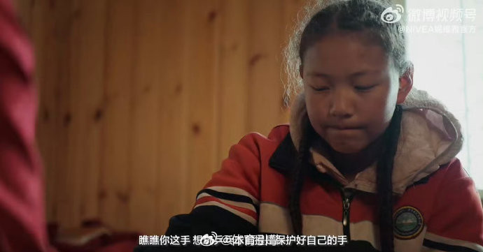 妮维雅孙颖莎追光女孩从球台边的每一次挥拍，到领奖台上的每一次闪耀，孙颖莎用刻进