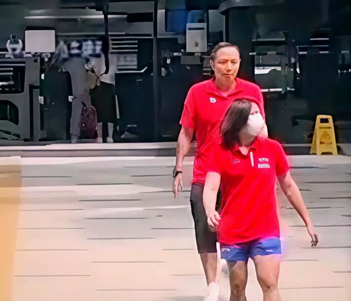 全红婵的承压力，大大超出人们的想象。当所有人还在担心全红婵时，婵宝穿着拖鞋，毫无