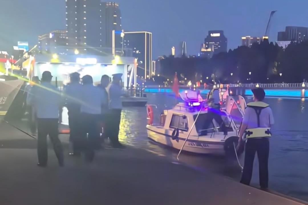8月5日夜间，天津河北区天津之眼摩天轮邻近的海河沿岸发生游客失足临水险情，