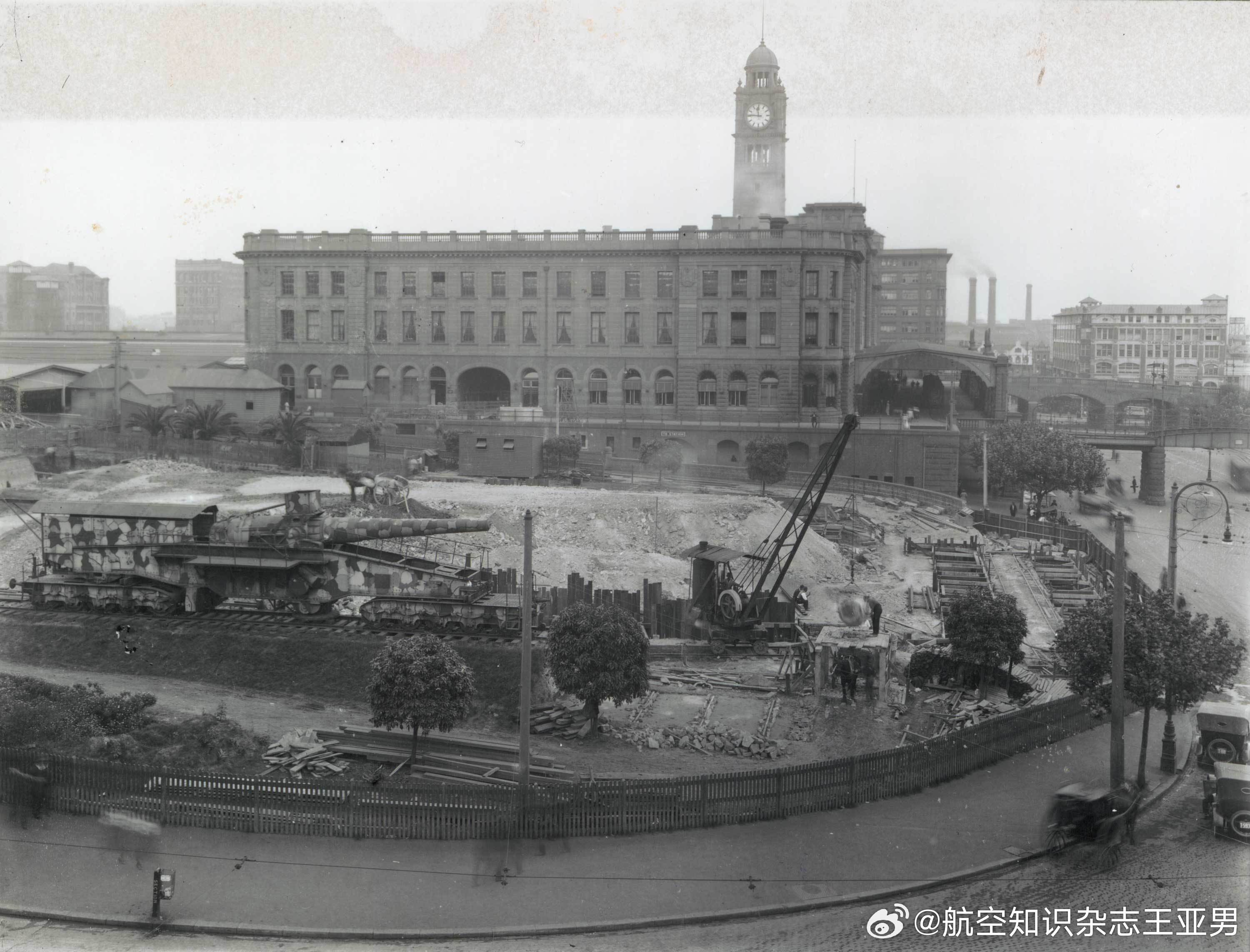 1920年，一门体型宏伟、总重185吨的列车炮被运到了澳大利亚悉尼，这是一门德国