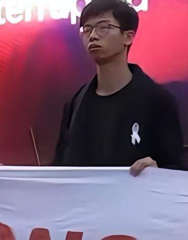 最近这段时间，大概三千左右移民到英国的香港人，在英国街头举行了游行活动，就是为了