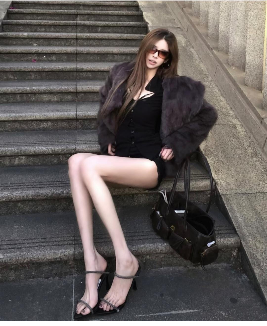 天啊，腿也太细了，看着比脚都瘦。