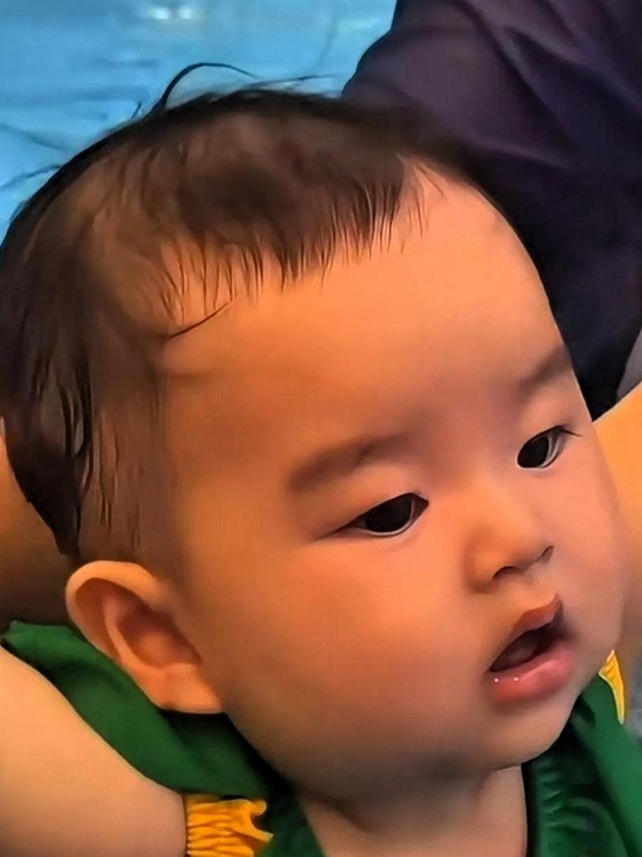 全网夸爆！马筱梅带5个月儿子上游泳课，真实带娃状态太圈粉真的被马筱梅的带娃