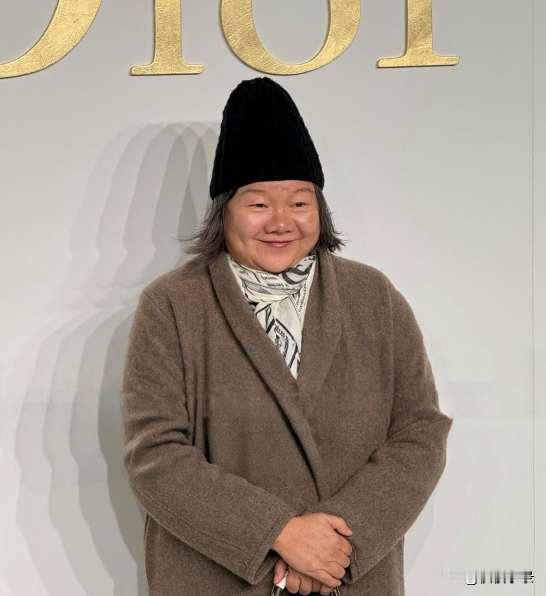 64岁洪晃在北京参加时尚活动，造型太一言难尽了，看起来土味十足。她的身材好胖，脸