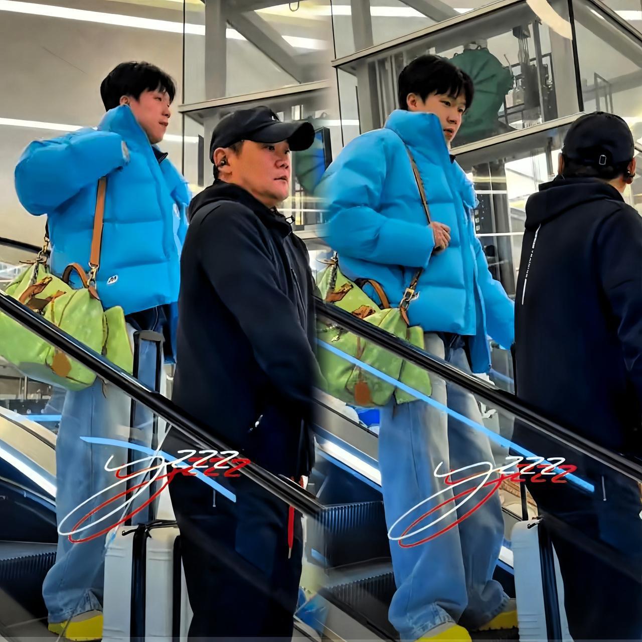 还得是头哥，这身穿搭是真敢配啊！蓝羽绒服、绿挎包、黄球鞋…这配色搁别人身