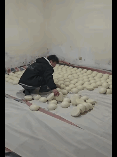 这下好了，全网都知道这家脚气馒头店了，老板娘真是个人才，把这样的视频发出来，这店