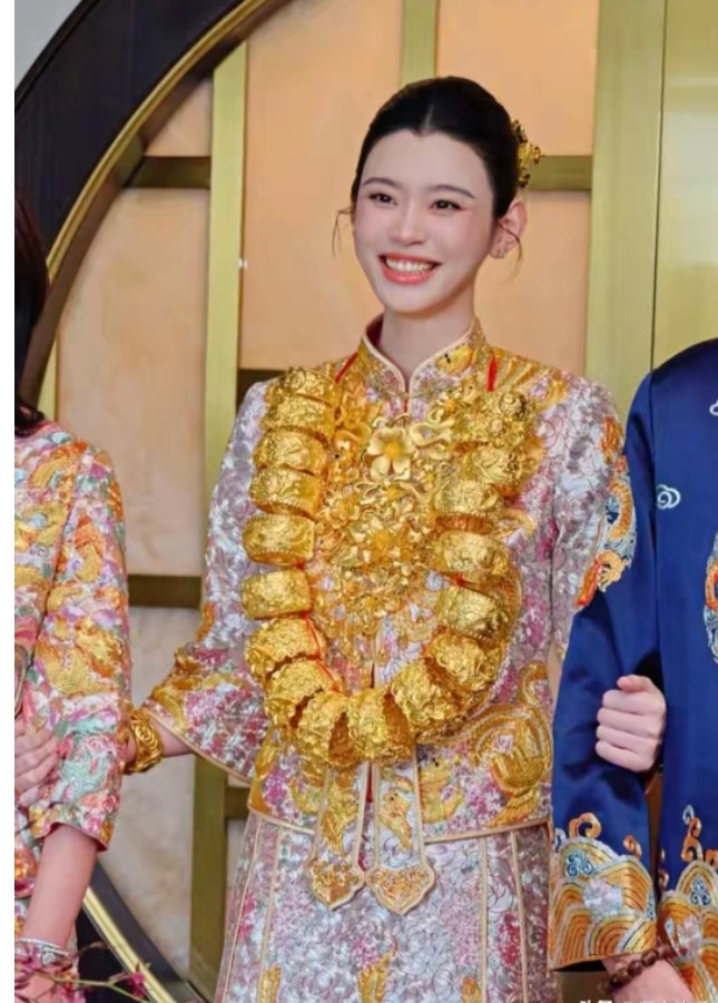 真是贫穷限制我的想象呀！超模奚梦瑶戴在脖子上金灿灿的龙凤镯居然价值百万，都是婆婆四太梁安琪送的。嫁入