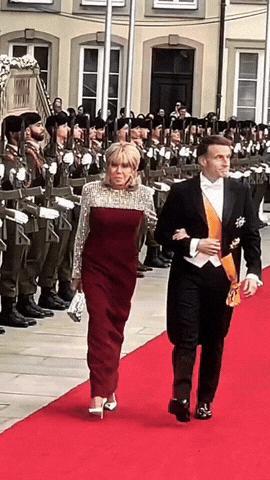 把学生变成丈夫，再把丈夫变成总统。敢问世间还有那个女人能做到，而法国总统夫人布里