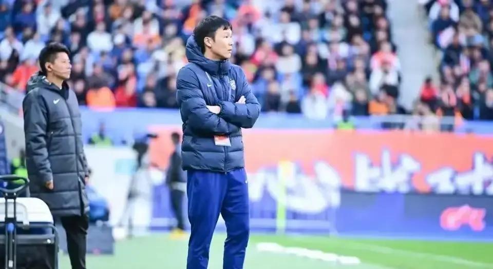 邓卓翔下课第1天三镇球迷群凌晨两点还在刷屏。有人发截图，说俱乐部官网悄悄撤