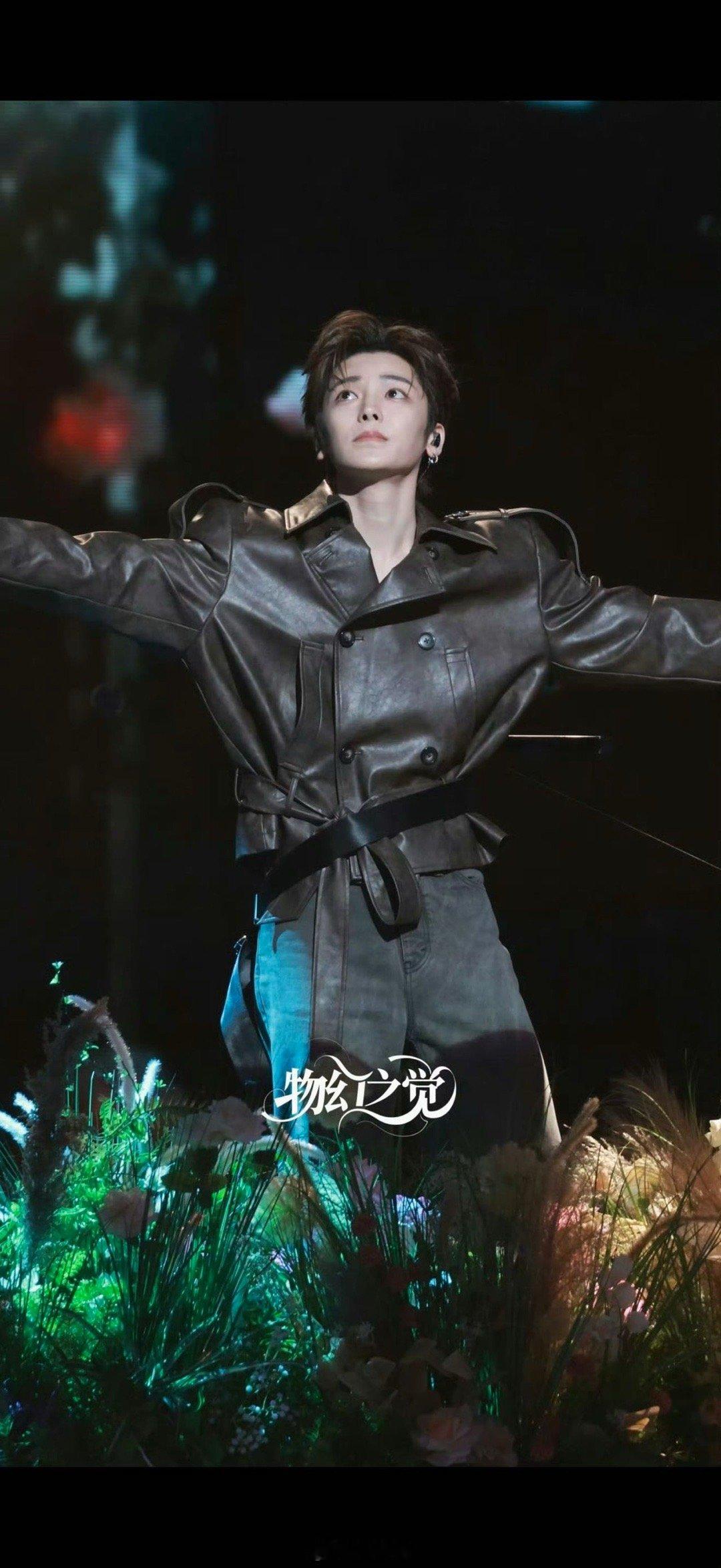 侯明昊生图vs精修图侯明昊的生图和精修，是真实与美好的双重印证！生图展现原生颜