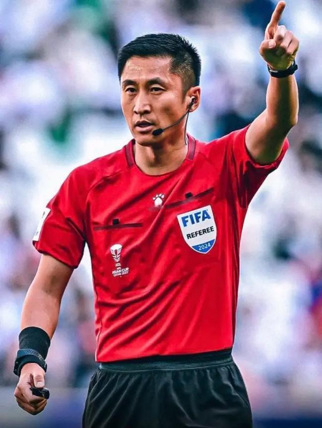 人气爆棚！最近卡牌大师马宁在湖南宁乡执法了高中生足球决赛，受到了当地球迷的热烈