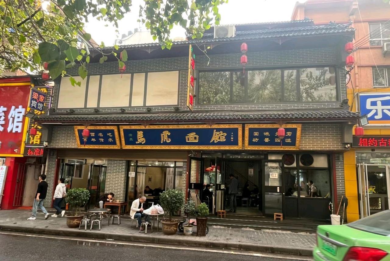 陕西西安，一家饺子馆收留了一位瘸腿姑娘，管吃管住工资1200元。4年后食客
