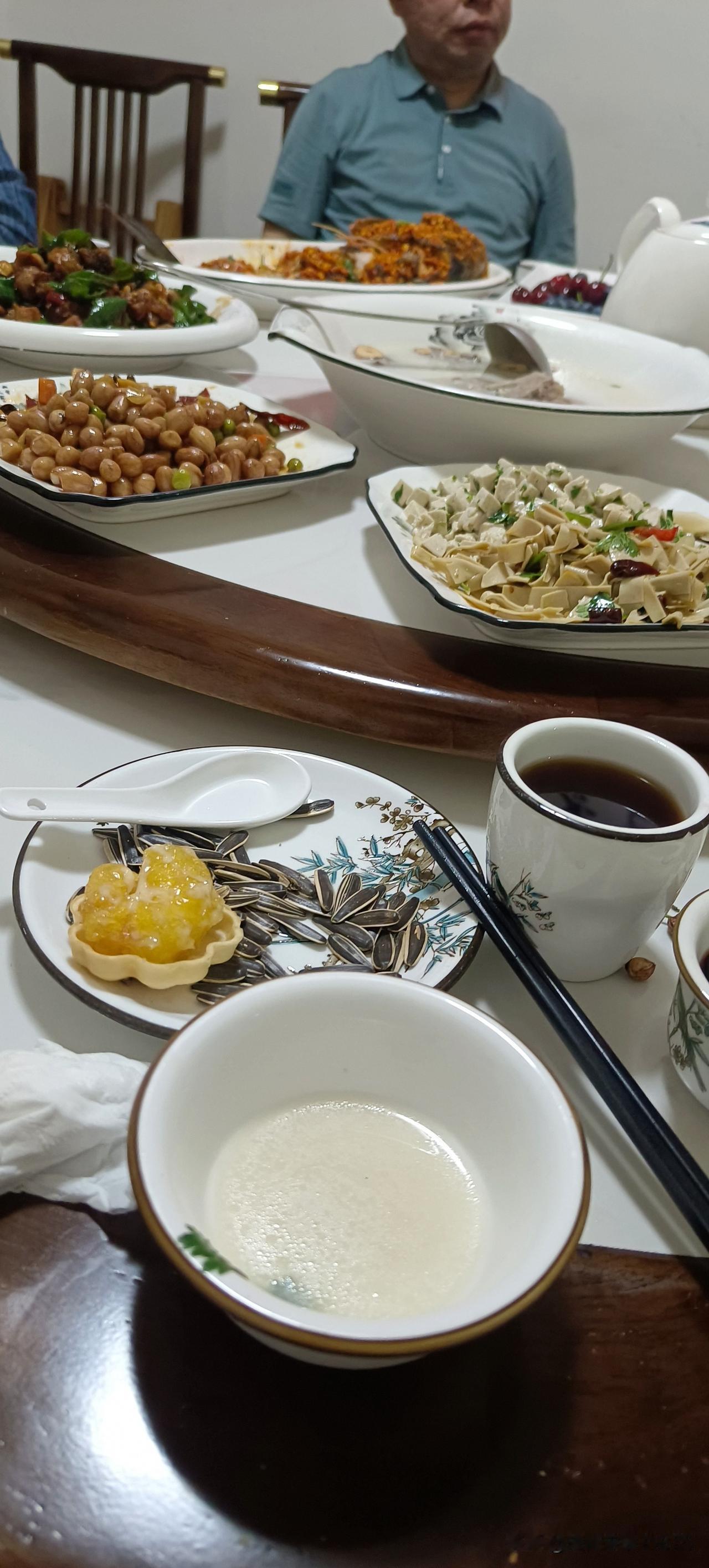 朋友说昨天她母亲生日，她弟弟打电话说订了饭店，让她们过去参加母亲的生日。朋友的