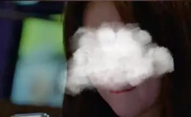 湖北，一女子突然收到，前男友弹视频，说想看她的隐私，她居然真的信了，转身对着镜头