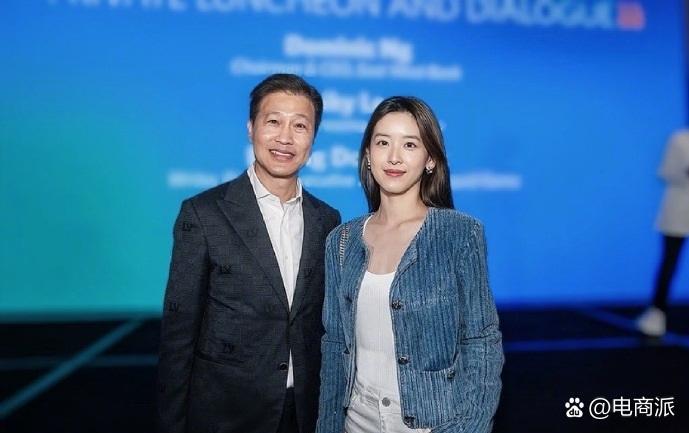 章泽天又去香港看展了，穿搭时尚，优雅大气。