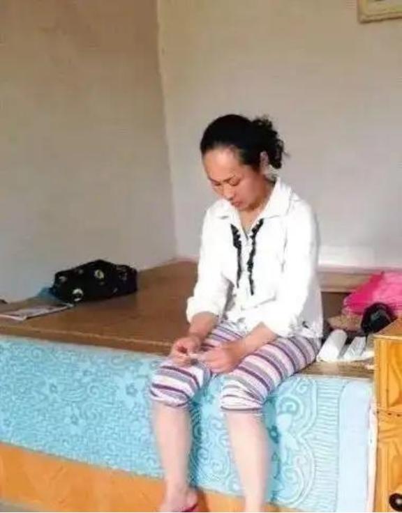 1994年，18岁女孩被人贩子以2700元卖给了放羊的人。新婚夜，女孩害怕的蜷缩