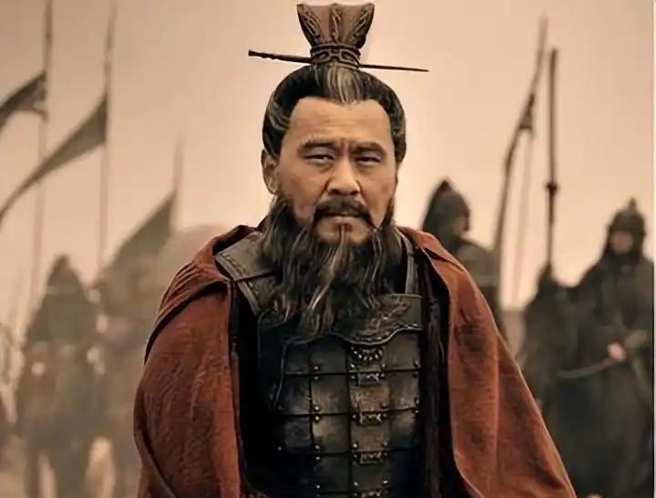 216年，曹操设宴款待投降的张鲁，当场封其为万户侯。曹丕大惊，偷偷劝说：“张鲁是