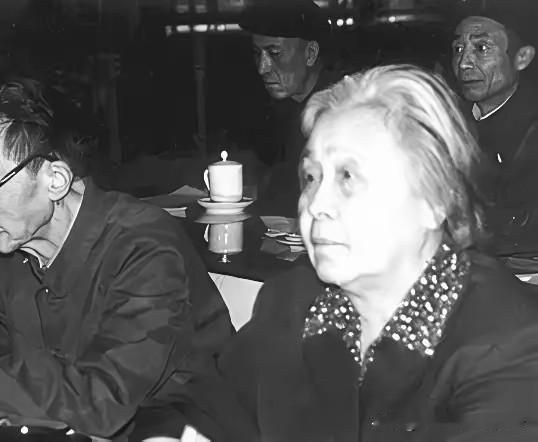 1987年，77岁高龄的彭德怀元帅原配妻子刘坤模，不顾年岁已高、路途劳顿，专程从