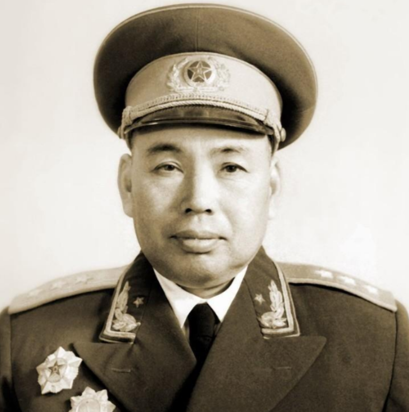 秘书拿来了许世友一个月的工资，对许世友说：“司令员，这是你本月的工资。”许世友头